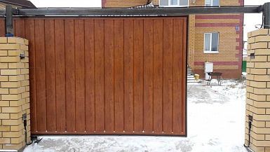 Откатные подвесные ворота из профнастила с калиткой 3200х1900